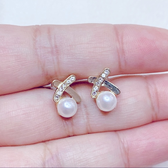 ❣️$25/3❣️ Elegant Tiny Faux Pearl Rhinestone Stud Earrings - Picture 4 of 10